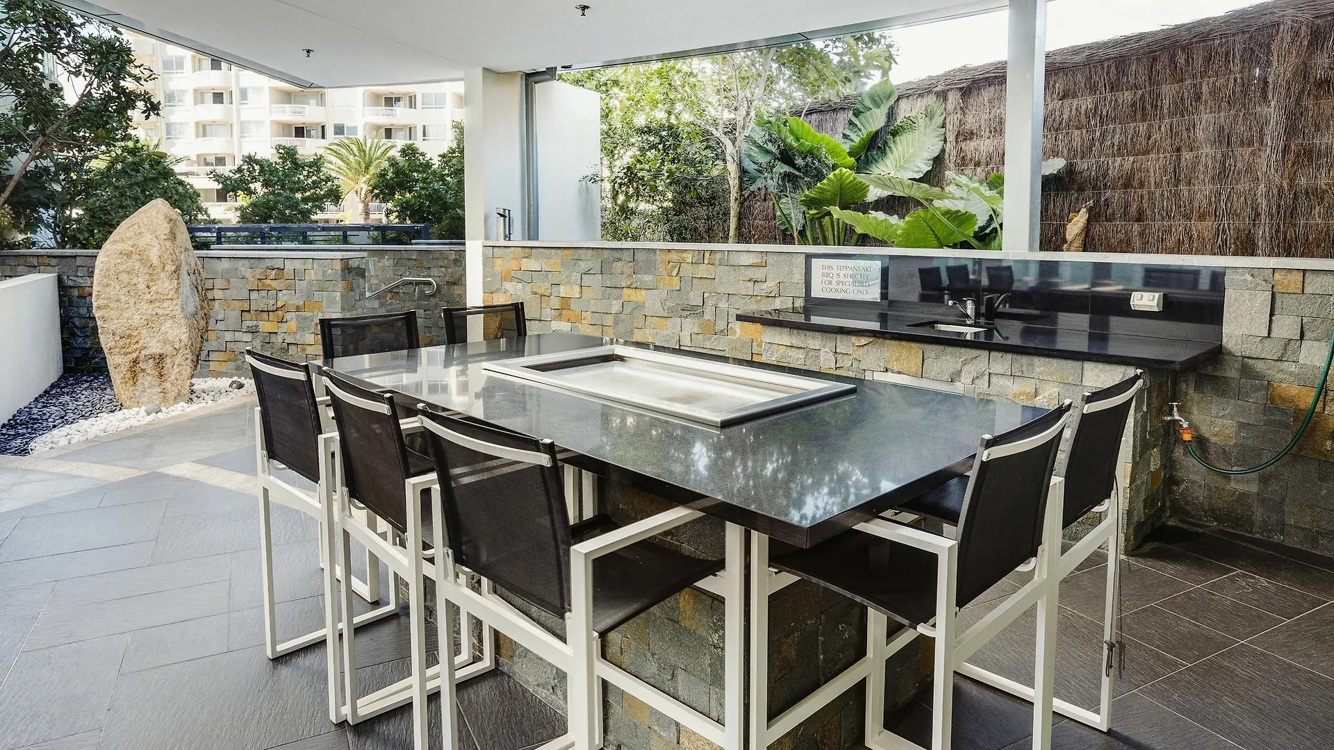 Aparthotel Nirvana By The Sea Gold Coast